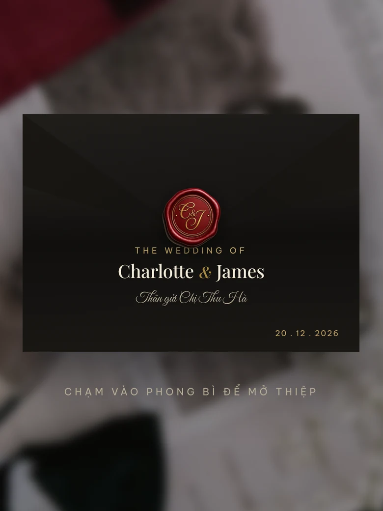 Ảnh chụp màn mở thiệp của mẫu Editorial Luxury: phong bì đen có con dấu sáp đỏ, bên ngoài đề tên riêng người khách được mời